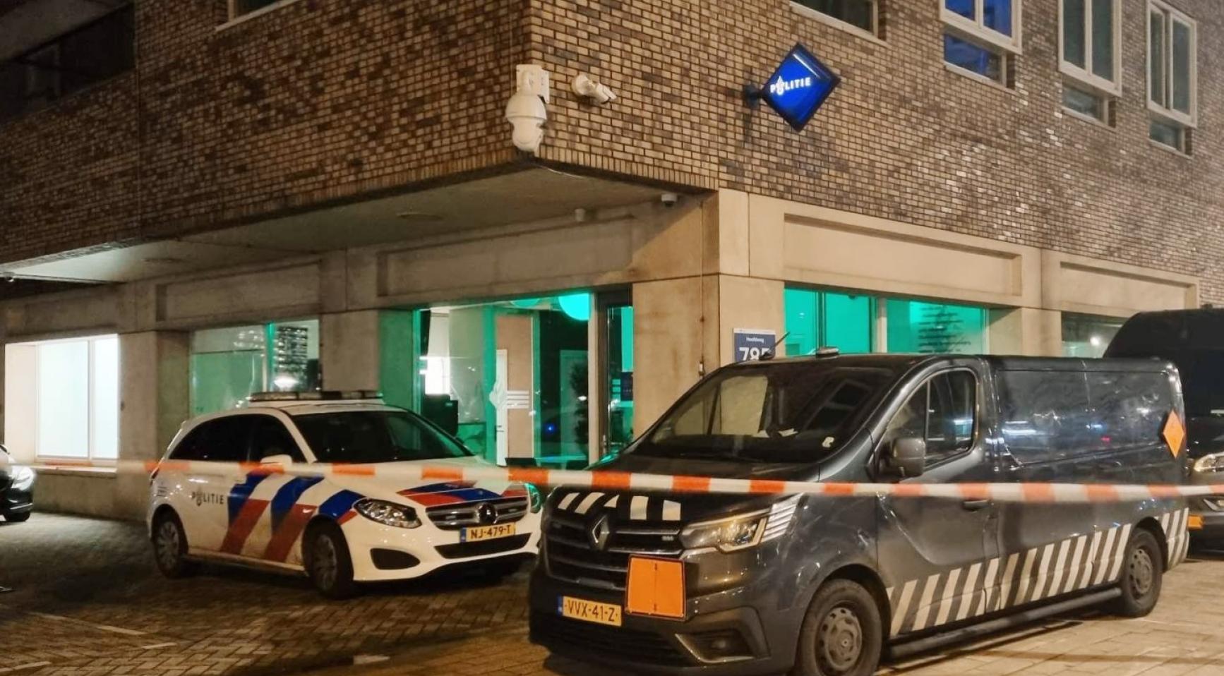 Politie vindt grote hoeveelheid vuurwerk en wapens in opslagruimte onder Amsterdamse politiebureau