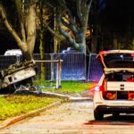 Politieachtervolging eindigt met auto tegen boom in Den Haag; één dode