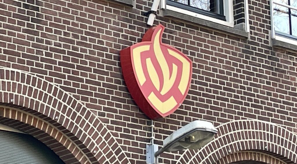 Porsche en bestelwagen volledig verwoest bij nachtelijke brand op industrieterrein in Zwolle