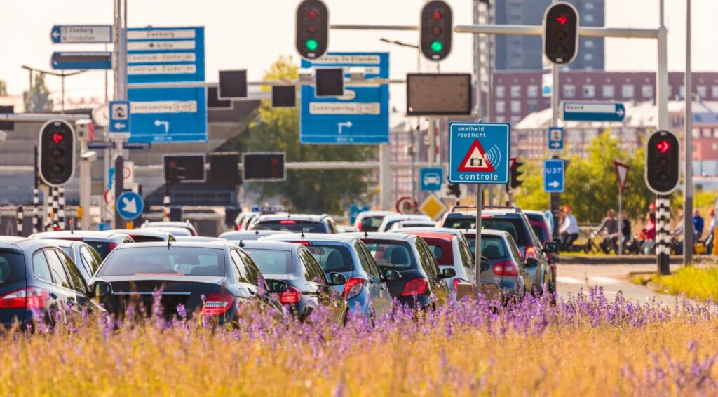 Regen en schoolvakanties veroorzaken verkeersdrukte in heel Nederland op vrijdag