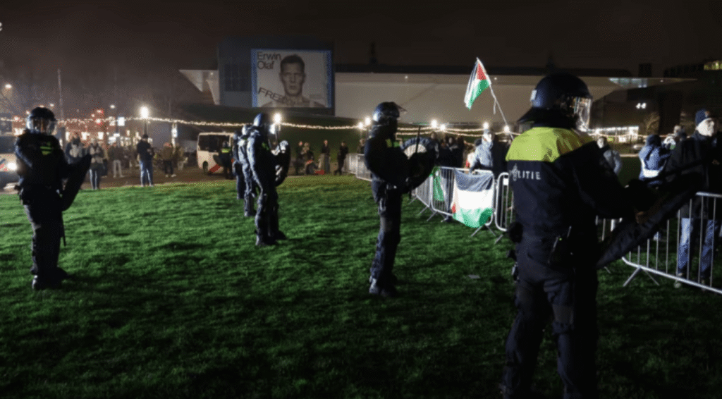 Rookbommen bij protest tegen Israëlische zanger in Amsterdam; 22 arrestaties