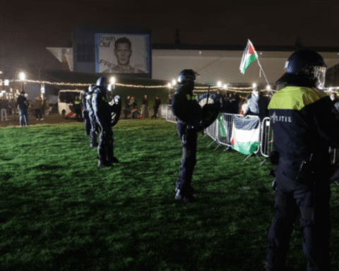 Rookbommen bij protest tegen Israëlische zanger in Amsterdam; 22 arrestaties