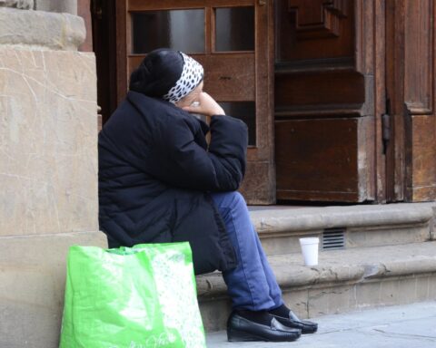 Rotterdam versterkt handhaving van bedelverbod ondanks zorgen over mensenrechten in Europa