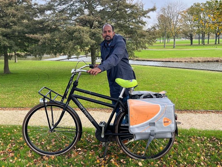 Rotterdamse postbode loopt 25 marathons om groeiende armoede onder de aandacht te brengen