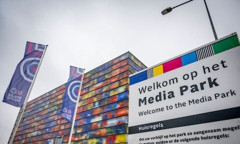 Salarissen topbestuurders blijven onaangeroerd bij bezuinigingen publieke omroep