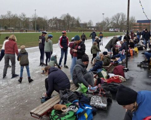 Schaatsers profiteren van natuurijs op derde kerstdag in Nederland