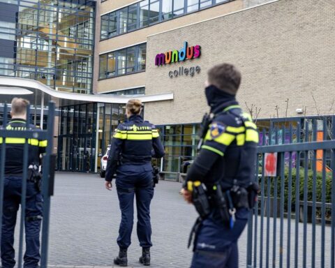 Steekpartij op middelbare school in Amsterdam, zes verdachten aangehouden