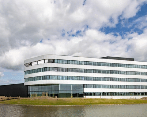 Textielondernemer Mitch Smulders koopt voormalig kantoor van Roompot in Goes voor 7,87 miljoen euro