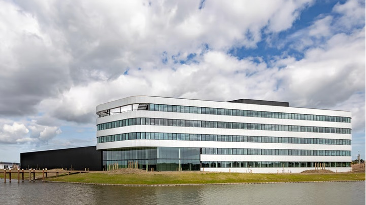 Textielondernemer Mitch Smulders koopt voormalig kantoor van Roompot in Goes voor 7,87 miljoen euro