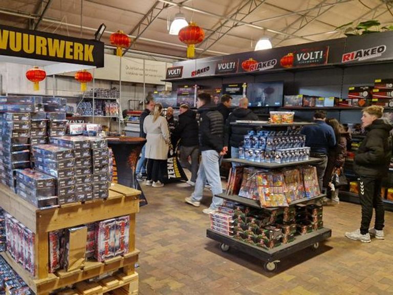 Tienduizenden euro's aan vuurwerk gestolen bij inbraak in Veldhoven