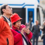 Toeristen geven minder uit in Amsterdam: wandelen langs de grachten in plaats van uit eten