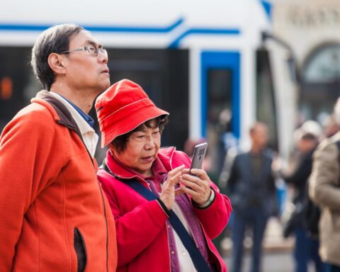 Toeristen geven minder uit in Amsterdam: wandelen langs de grachten in plaats van uit eten
