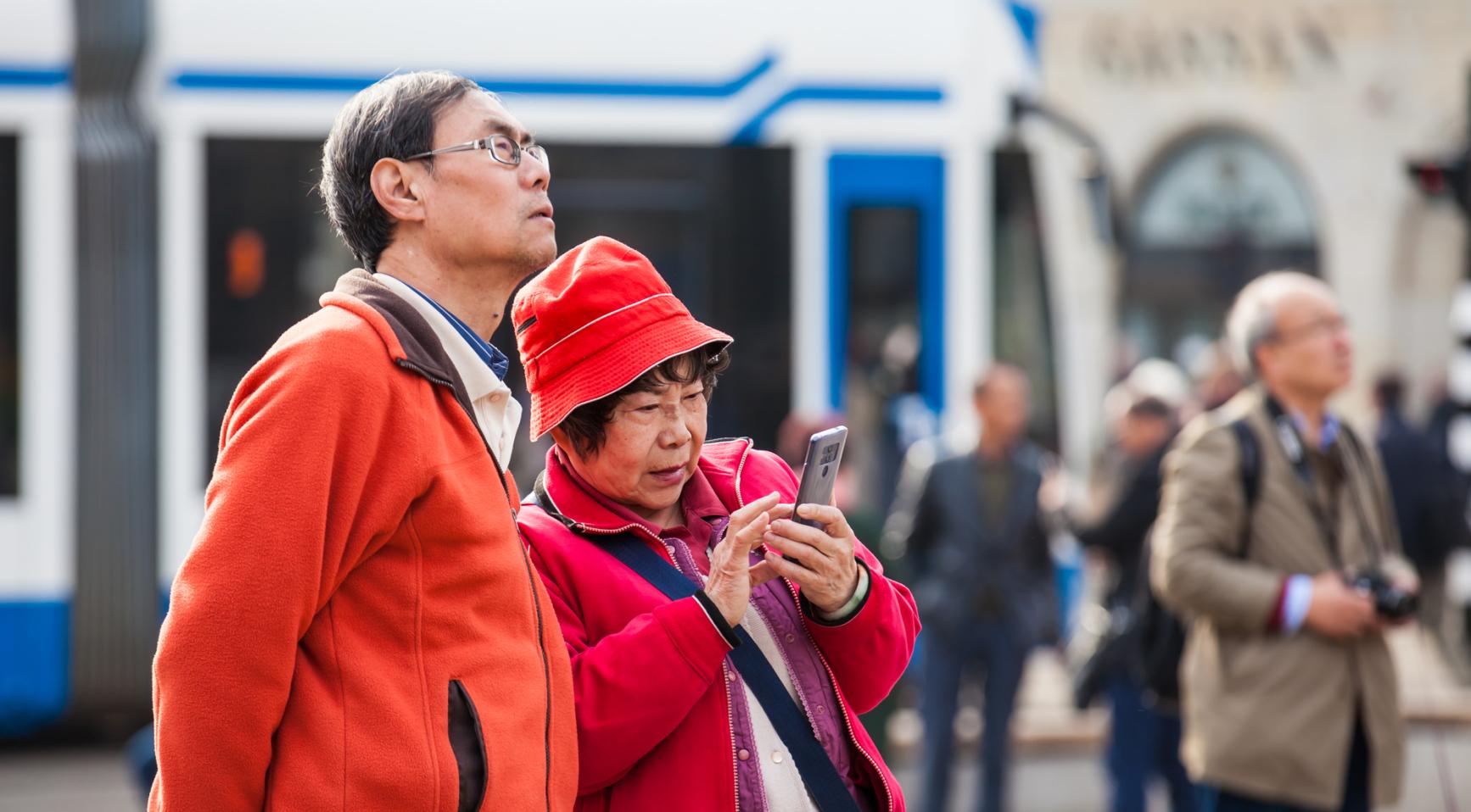 Toeristen geven minder uit in Amsterdam: wandelen langs de grachten in plaats van uit eten