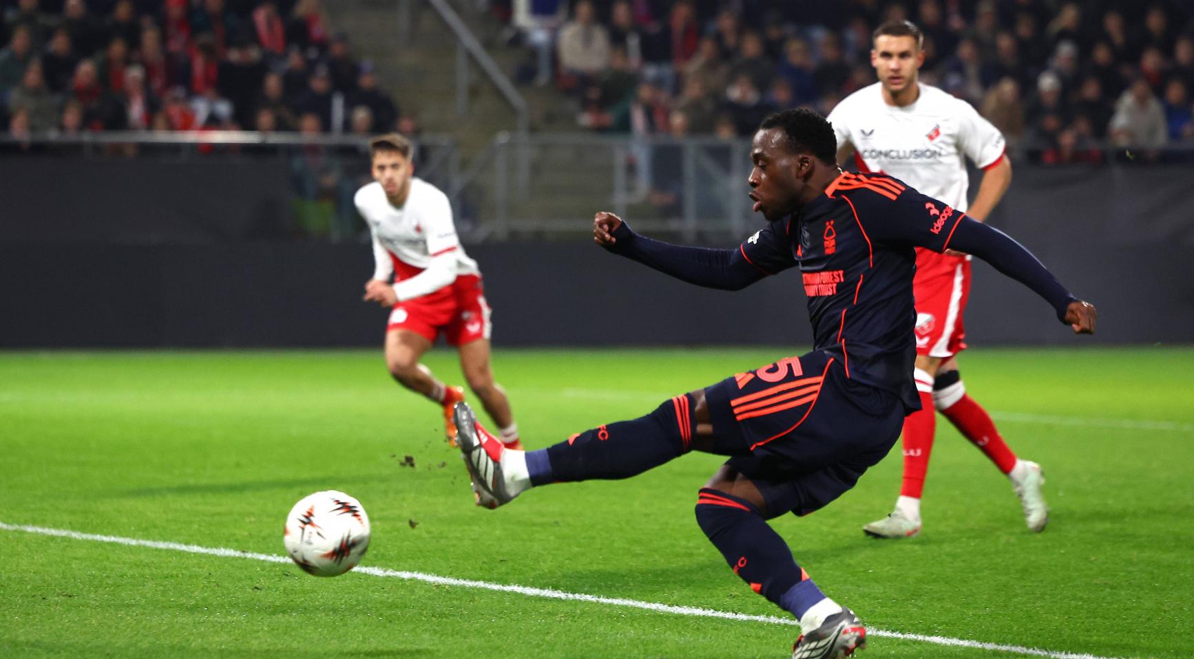 Utrechts hoop op Europa League vervaagt na laatste-minuut nederlaag tegen Nottingham Forest