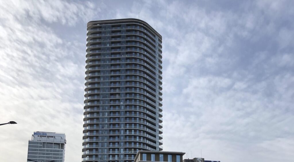 Vier basejumpers springen van 103 meter hoge Amstel Tower in Amsterdam; politie onderzoekt