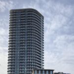 Vier basejumpers springen van 103 meter hoge Amstel Tower in Amsterdam; politie onderzoekt