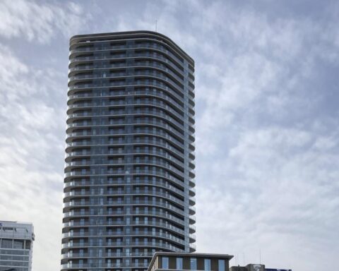 Vier basejumpers springen van 103 meter hoge Amstel Tower in Amsterdam; politie onderzoekt