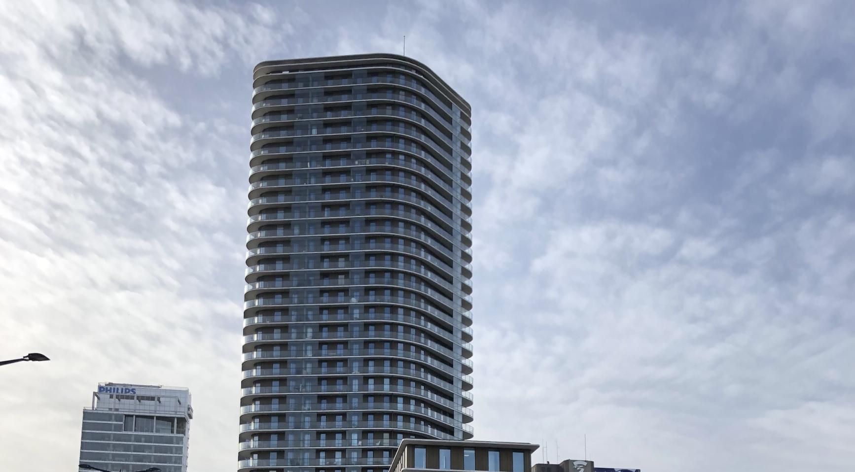 Vier basejumpers springen van 103 meter hoge Amstel Tower in Amsterdam; politie onderzoekt