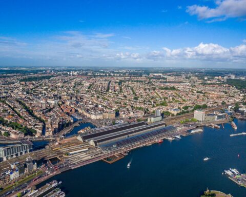 Volt Amsterdam stelt drijvend studentencampus en jeugdherzieningen voor