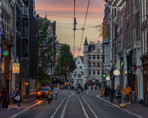 Voormalig CEO van ASML waarschuwt dat Nederland moeilijke keuzes moet maken voor toekomstige welvaart