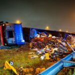 Vrachtwagen met schroot kantelt op A15 bij Pernis, weg deels afgesloten