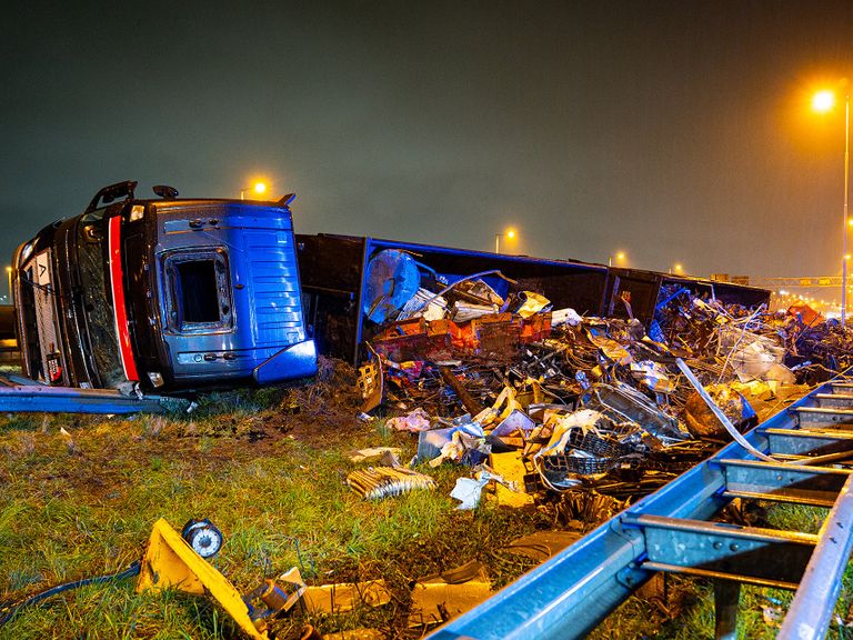 Vrachtwagen met schroot kantelt op A15 bij Pernis, weg deels afgesloten