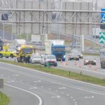 Vrachtwagenchauffeur onder bedreiging van vuurwapens beroofd op A1 bij Muiden