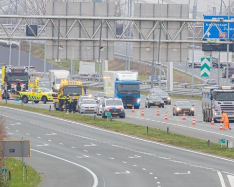 Vrachtwagenchauffeur onder bedreiging van vuurwapens beroofd op A1 bij Muiden