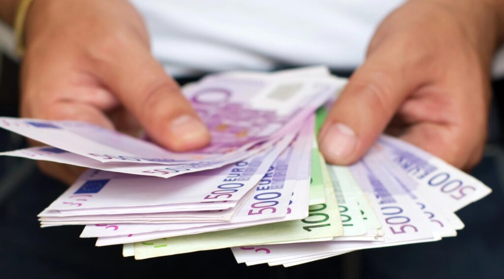 VVD onderzoekt verplichte bijdragen van partijleiders door dalende inkomsten