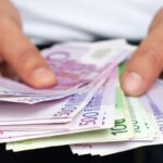 VVD onderzoekt verplichte bijdragen van partijleiders door dalende inkomsten