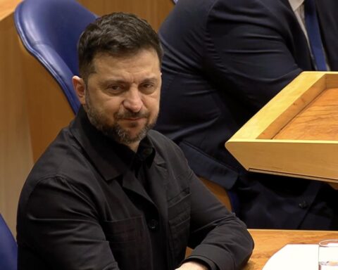 Zelenskyy roept Nederlandse parlementariërs op om sancties tegen Rusland te handhaven