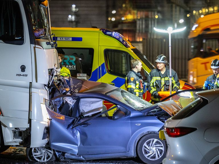 Zeven gewonden bij ongeluk op A15 nabij Spijkenisse, weg afgesloten