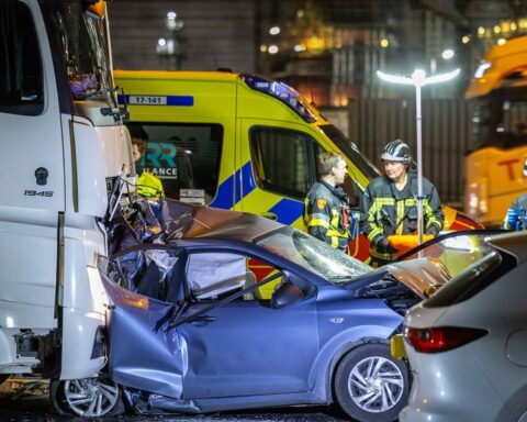 Zeven gewonden bij zwaar ongeluk op A15 nabij Spijkenisse, snelweg weer open