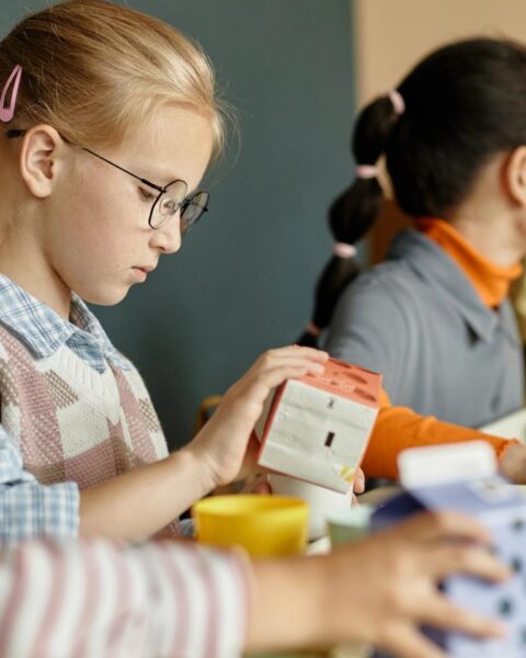 Ziekteverzuim op Nederlandse scholen bereikt recordhoogte door duizenden afwezigheden en niet-ingeschreven leerlingen