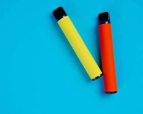 Zware nicotineverslaving: Nederlandse tieners worden 's nachts wakker om te vapen