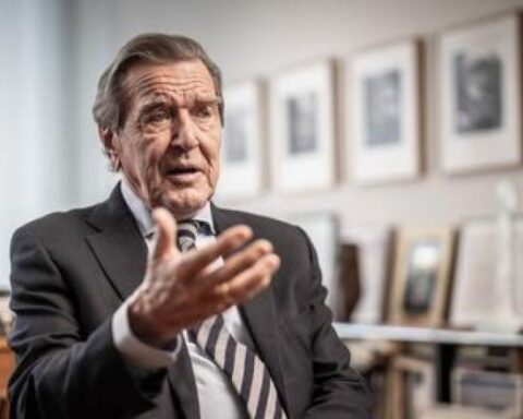 Schröder pleit voor heropening van energiebanden met Rusland ondanks aanhoudende oorlog
