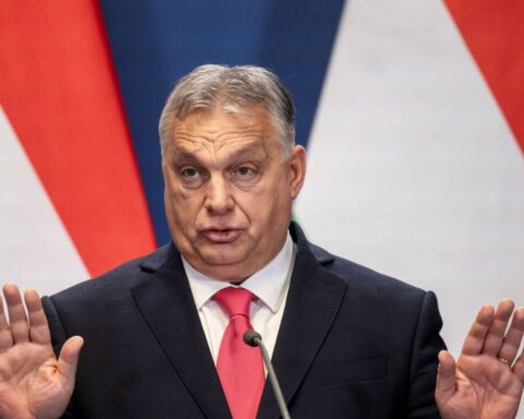 Orbán verspreidt verkiezingspetitie tegen Brussel en EU-steun aan Oekraïne