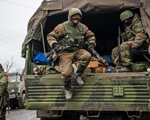 Rusland werft buitenlanders voor oorlog via schijnrecruiters en migratienetwerken