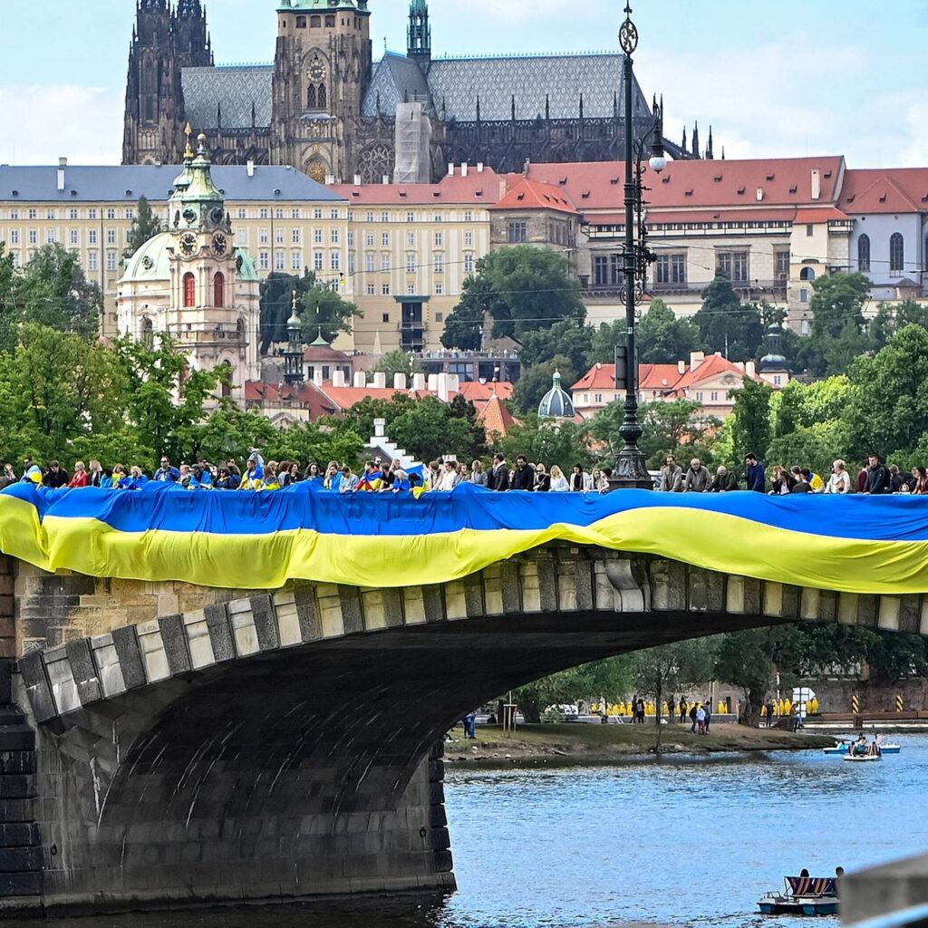 Okamura veroordeelt Oekraïense vlagactie op Karelsbrug en wakkert migratiedebat aan
