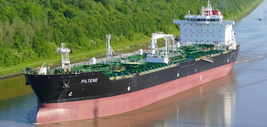 Spanje begeleidt gesanctioneerde Russische tanker naar Marokko