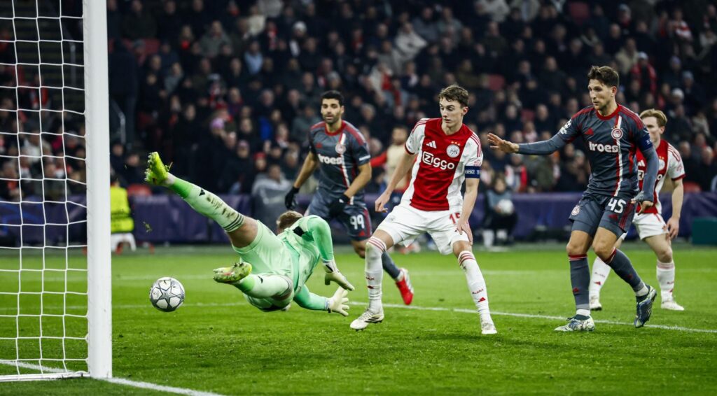 Ajax verliest thuis van Olympiacos en eindigt Champions League-campagne