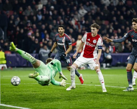 Ajax verliest thuis van Olympiacos en eindigt Champions League-campagne
