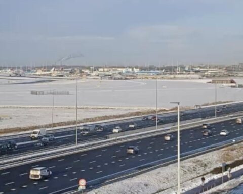 Alweer 200 vluchten van Schiphol geannuleerd voor morgen; 700 afgeschreven vandaag