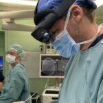 Amsterdam UMC voert wereldprimeur uit: hersenoperatie met hologram via gemengde realiteit