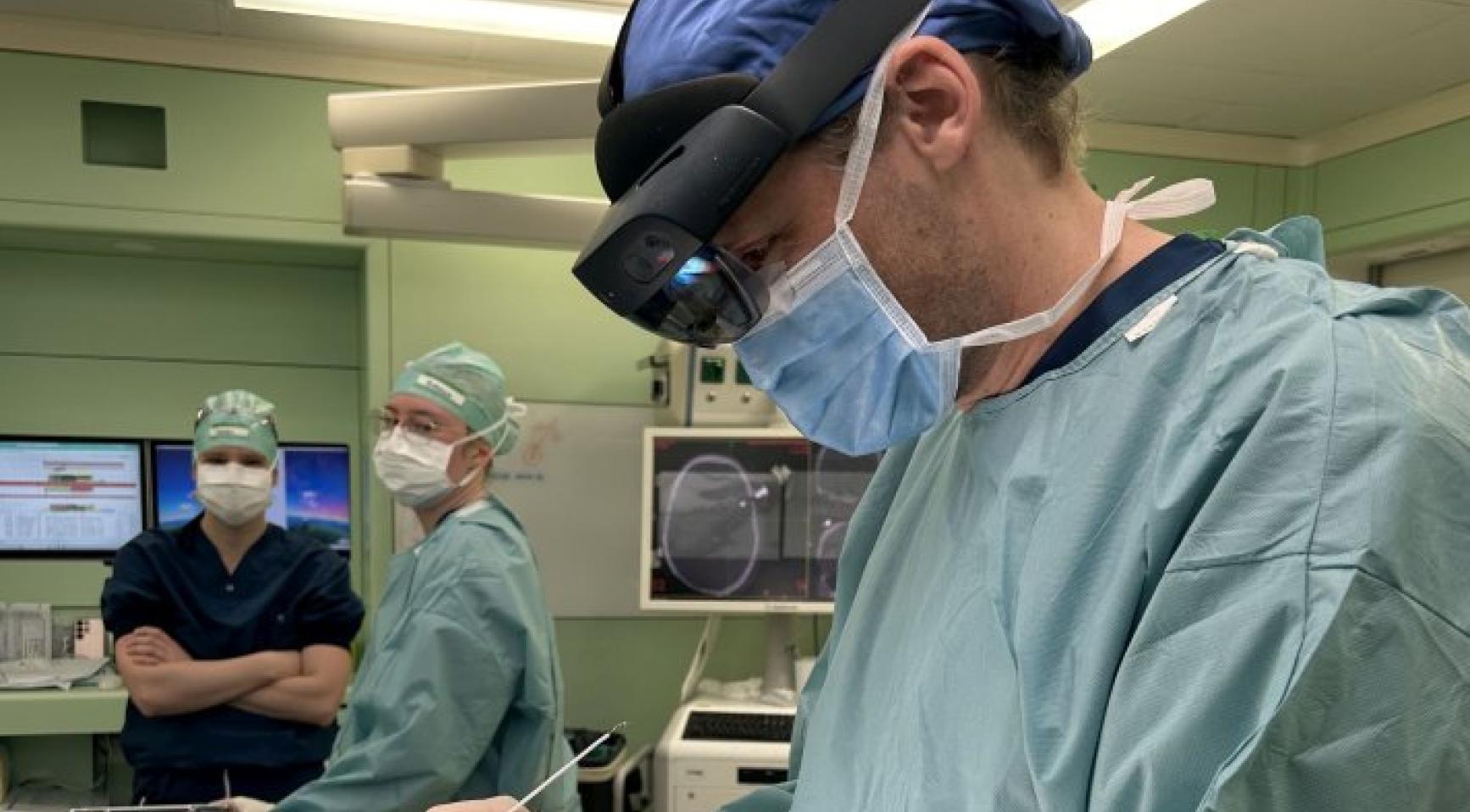 Amsterdam UMC voert wereldprimeur uit: hersenoperatie met hologram via gemengde realiteit
