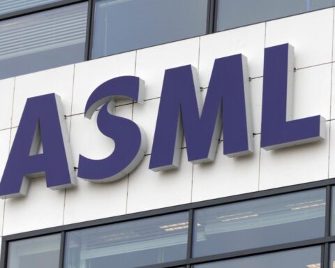 ASML зарегистрировала рекордные продажи в €32,7 миллиарда в 2025 году; сокращение 1 700 управленческих должностей