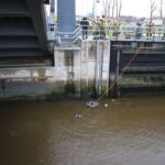 Auto in het water bij Julianasluis in Gouda, slachtoffer naar ziekenhuisgebracht