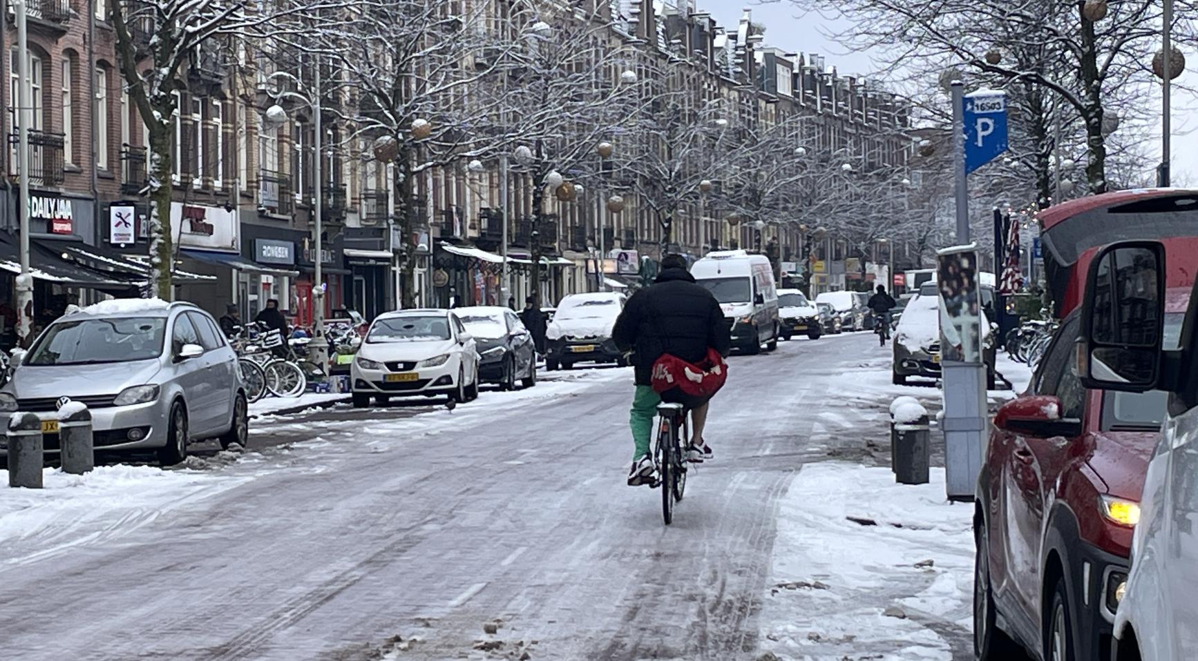 Avondpendelaars: Verwacht sneeuw en ijs veroorzaken grote vertragingen; herstart van Schiphol-operaties