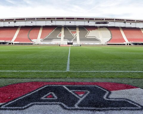 AZ ontslaat Maarten Martens; druk op Robin Van Persie neemt toe na derbyverlies