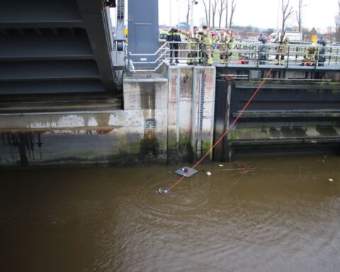 Bestuurder van auto die in Gouda te water raakte, overleden na ongeluk